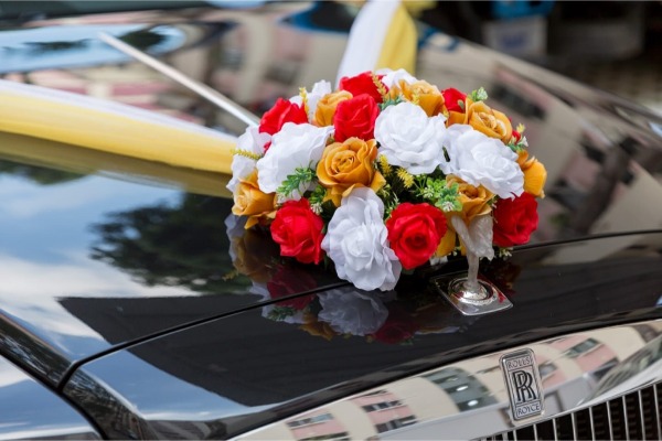 White Wedding Car Decorated Fresh Flowers Wedding Decorations